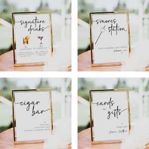 Pu&ograve; includere: Quattro cartelli con cornice dorata, sfondo bianco e calligrafia nera. I cartelli sono su supporti in legno. I cartelli recitano "Signature Drinks", "S'mores Station", "Cigar Bar" e "Cards and Gifts".