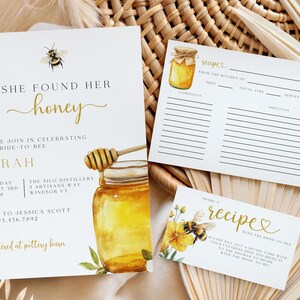 K&ouml;nnte beinhalten: Eine Honig-Motto-Einladung zur Bridal Shower mit einer Aquarell-Illustration eines Honigglases und einer Biene. Die Einladung lautet "She found her honey" und enth&auml;lt Details zur Veranstaltung, einschlie&szlig;lich Datum, Uhrzeit und Ort. Die Einladung enth&auml;lt auch eine Rezeptkarte mit dem Text "Share a recipe with the bride-to-be".