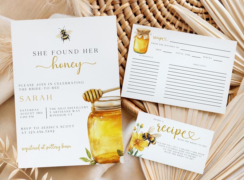 K&ouml;nnte beinhalten: Eine Honig-Motto-Einladung zur Bridal Shower mit einer Aquarell-Illustration eines Honigglases und einer Biene. Die Einladung lautet "She found her honey" und enth&auml;lt Details zur Veranstaltung, einschlie&szlig;lich Datum, Uhrzeit und Ort. Die Einladung enth&auml;lt auch eine Rezeptkarte mit dem Text "Share a recipe with the bride-to-be".