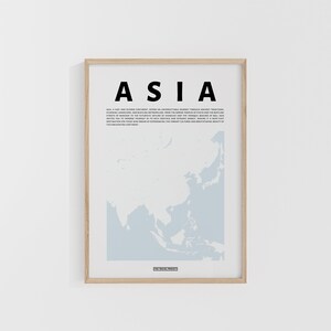 Puede incluir: Una impresión enmarcada con un mapa de Asia en azul claro y la palabra "ASIA" en letras negras en negrita. La impresión incluye una descripción de Asia, indicando que es un continente vasto y diverso con una historia increíble a través de tradiciones antiguas, paisajes impresionantes y metrópolis bulliciosas. El texto también menciona las ciudades bulliciosas y la belleza del mundo natural.