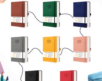 Puede incluir: Una colección de diez cuadernos con líneas de diferentes colores con un logotipo de león dorado en la portada. Los cuadernos están dispuestos en una cuadrícula con un cordón negro que conecta cada cuaderno.