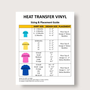 Pu&ograve; includere: Un grafico con una guida per le dimensioni e il posizionamento del vinile per il trasferimento di calore su diverse taglie di magliette. Il grafico include le taglie neonato, bambino, bambino e adulto con le dimensioni del design e le istruzioni di posizionamento corrispondenti.
