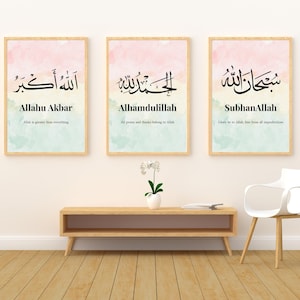 Puede incluir: Tres impresiones artísticas enmarcadas con caligrafía árabe. Cada impresión presenta una frase diferente en elegante escritura negra sobre un fondo de acuarela rosa y verde. Las frases son "Allahu Akbar", "Alhamdulillah" y "SubhanAllah".