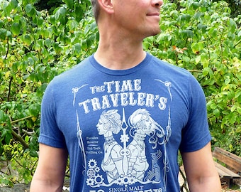 Maglietta Whiskey, T-shirt grafica da uomo, regalo Whiskey per lui, maglietta Geek, maglietta da uomo, regalo di compleanno, regalo Geek - T-shirt Whiskey del viaggiatore del tempo