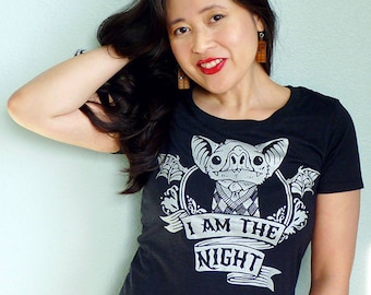 Vampir-Fledermaus Tshirt, gruseliges Shirt, Witchy Kleidung, Halloween Tshirt, Gothic Top, Halloween Top, Fledermaus Shirt - I Am The Night Womens Tshirt