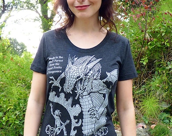 Maglietta con drago, maglietta con dadi D&D, maglietta D&D da donna, TTRPG, regalo per giocatori, regali D&D per lei, maglietta D&D - Maglietta da donna Goblin Bard Brandy