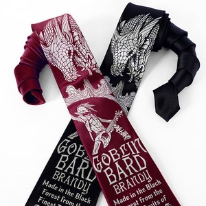 Drachen Krawatte, Würfel Krawatte, DnD Geschenke für Spieler, W20 Würfel Krawatte, Wein Krawatte, TTRPG Geschenke, Gamer Geschenke - Goblin Barde Brandy Herren Krawatte