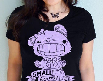 Maglietta da donna piccola ma molto ostile, maglietta carina, maglietta divertente, maglietta serigrafata a mano con inchiostro viola metallizzato