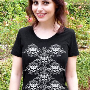 Tshirt femme tête de mort, chemises Halloween femme, chemise tête de mort, chemise squelette Halloween, chemise femme, tête de mort et roses, tshirt femme tête de mort faune