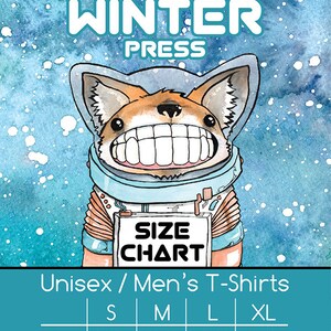 Pu&ograve; includere: Una tabella di taglie per t-shirt unisex con una volpe di cartone che indossa una tuta spaziale. La tabella mostra le misure del torace e della vita in pollici per le taglie S, M, L e XL. Il testo "BINARY WINTER PRESS" &egrave; in cima alla tabella.