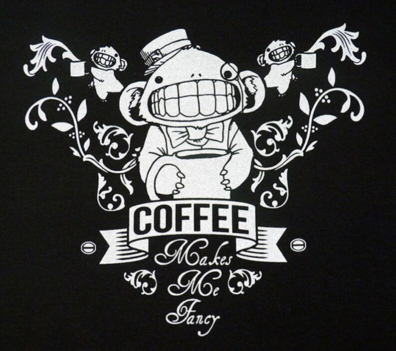 Pu&ograve; includere: Un'illustrazione in bianco e nero di una scimmia dei cartoni animati che tiene una tazza di caff&egrave;. La scimmia indossa un cappello a cilindro e un papillon. Il testo "COFFEE Makes Me Fancy" &egrave; scritto sotto la scimmia.