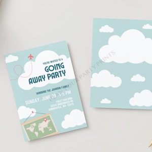 Puede incluir: Dos invitaciones de fiesta azul claro con gráficos de nubes blancas. Una invitación dice "YOU'RE INVITED TO A GOING AWAY PARTY" con detalles del evento. La otra invitación presenta un diseño de nube. Un bolígrafo dorado descansa cerca.
