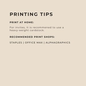 Puede incluir: Gr&aacute;fico beige con el texto "PRINTING TIPS" en negro. El texto proporciona recomendaciones de impresi&oacute;n para invitaciones, incluido el uso de cartulina de alto gramaje. Tambi&eacute;n enumera las imprentas recomendadas: STAPLES, OFFICE MAX y ALPHAGRAPHICS.