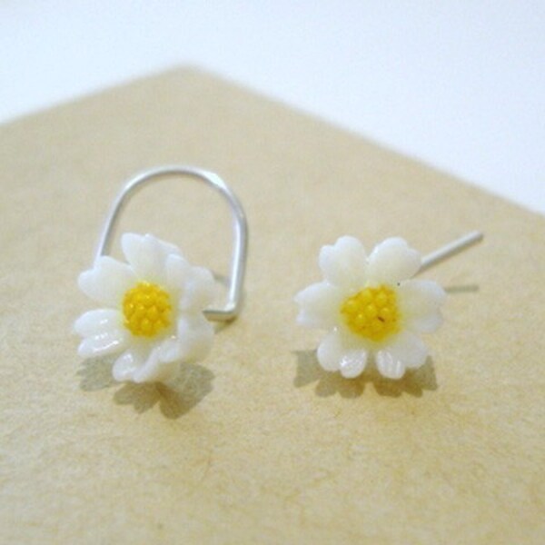 last one...sterling silver...DAISY A DAY.....20 gauge..nose stud..