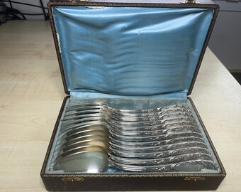 set of cutlery old Louis XV type in silver-plated metal - jeu de couverts anciens type louis XV en métal argenté