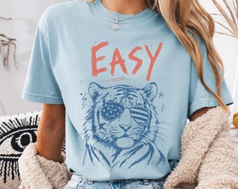Camiseta Easy Tiger Comfort Colors, camiseta con meme de tigre patriótico, camiseta gráfica Easy Tiger con humor, camiseta de tigre novedosa