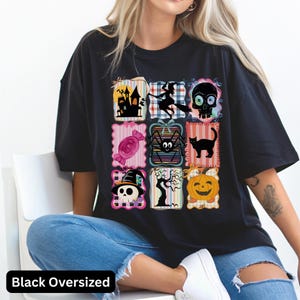 Puede incluir: Camiseta negra de gran tama&ntilde;o con una cuadr&iacute;cula de ilustraciones tem&aacute;ticas de Halloween. Los dise&ntilde;os incluyen una casa embrujada, una bruja en una escoba, una calavera, caramelos, una ara&ntilde;a, un gato negro, una calavera con sombrero de bruja, un &aacute;rbol espeluznante y una calabaza.
