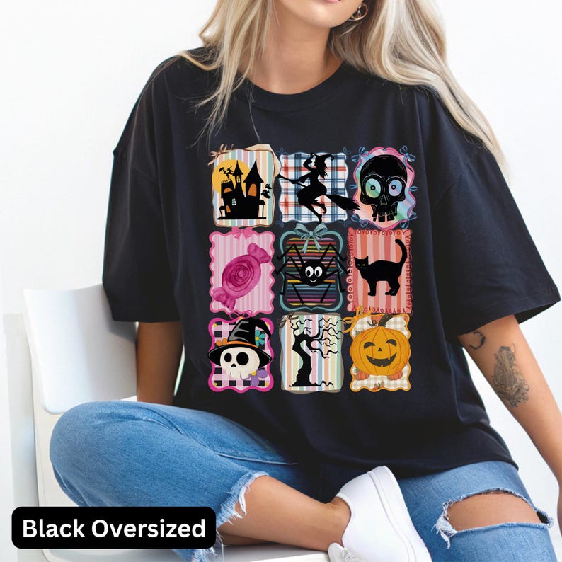 Puede incluir: Camiseta negra de gran tama&ntilde;o con una cuadr&iacute;cula de ilustraciones tem&aacute;ticas de Halloween. Los dise&ntilde;os incluyen una casa embrujada, una bruja en una escoba, una calavera, caramelos, una ara&ntilde;a, un gato negro, una calavera con sombrero de bruja, un &aacute;rbol espeluznante y una calabaza.