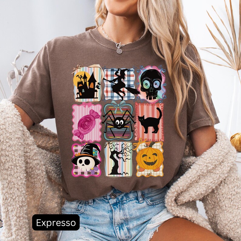 Puede incluir: Camiseta marr&oacute;n con una cuadr&iacute;cula de gr&aacute;ficos tem&aacute;ticos de Halloween. Los gr&aacute;ficos incluyen una casa embrujada, una bruja en una escoba, una calavera, caramelos, una ara&ntilde;a, un gato negro, un sombrero de bruja, un &aacute;rbol desnudo y una calabaza. La palabra "Expresso" est&aacute; en la parte inferior.