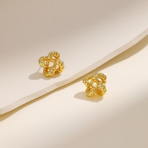 Pendientes de nudo de amor de oro, pendientes de nudo minimalista, nudo retorcido, regalo para ella