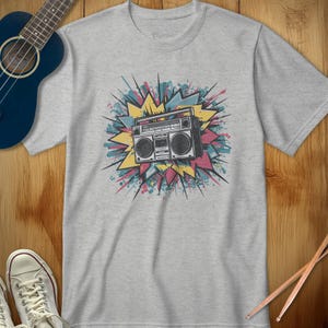 Maglietta retrò Boombox, maglietta per amanti della musica anni '80, maglietta con grafica hip-hop vintage, Boombox vecchia scuola, moda dell'era delle cassette, streetwear funky