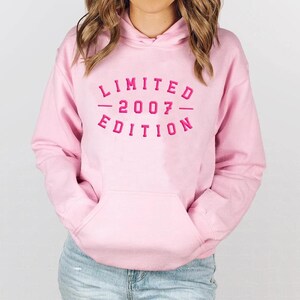 Pode incluir: Hoodie rosa com cord&atilde;o branco e o texto "LIMITED - 2007 - EDITION" em rosa.
