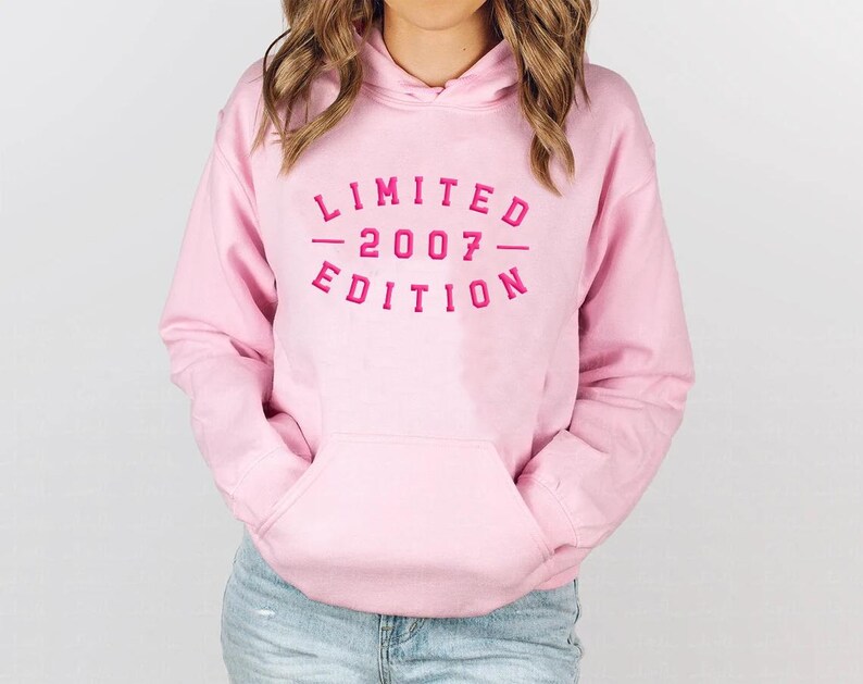 Pode incluir: Hoodie rosa com cord&atilde;o branco e o texto "LIMITED - 2007 - EDITION" em rosa.