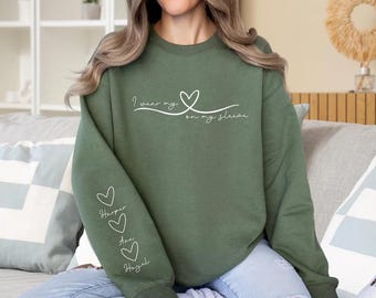 Personalised Mum Sweatshirt with Kids Names on Sleeve, I Wear My Heart on My Sleeve Sweater, Mother’s Day Gift, Gifts for Her, Grandma Gift
