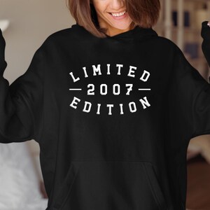 Pode incluir: Camisola de moletom com capuz preta com texto branco que diz "LIMITED - 2007 - EDITION".