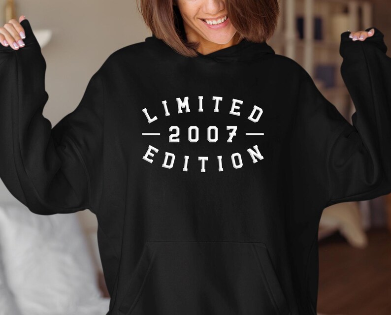 Pode incluir: Camisola de moletom com capuz preta com texto branco que diz "LIMITED - 2007 - EDITION".