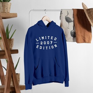 Pode incluir: Uma camisola de capuz azul real com uma impress&atilde;o branca que diz "LIMITED - 2007 - EDITION".