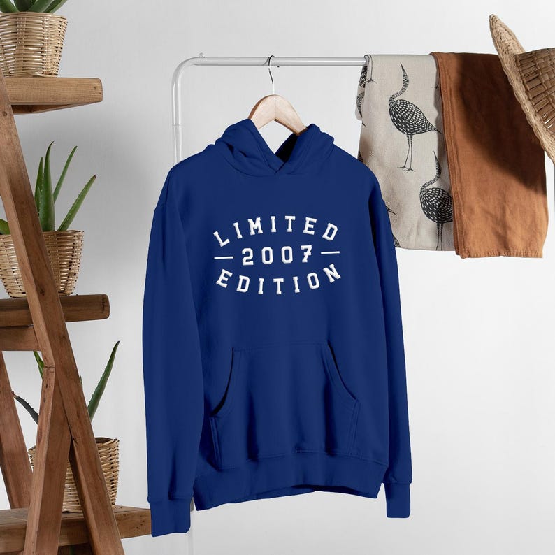 Pode incluir: Uma camisola de capuz azul real com uma impress&atilde;o branca que diz "LIMITED - 2007 - EDITION".