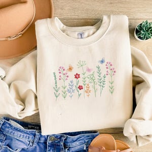 Wildflowers Embroidered Sweatshirt, Floral Flower Sweater for Women, Botonical Nature Lover Crewneck Jumper, Nature Lover Gift, Gift for Her