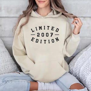 Pode incluir: Um moletom bege com um gr&aacute;fico preto que diz "LIMITED - 2007 - EDITION".