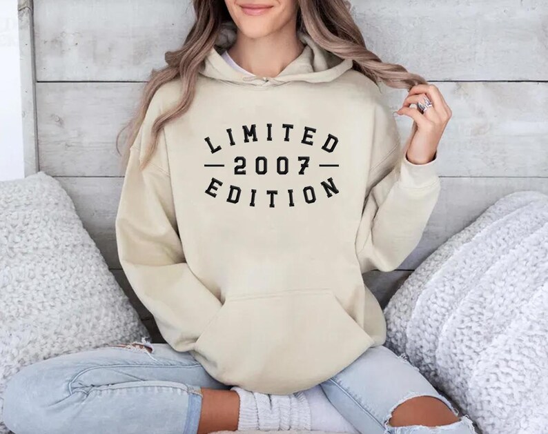 Pode incluir: Um moletom bege com um gr&aacute;fico preto que diz "LIMITED - 2007 - EDITION".