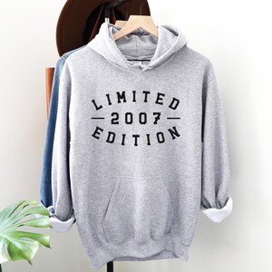 Pode incluir: Camisola de moletom cinza com capuz com o texto "LIMITED - 2007 - EDITION" estampado na frente.