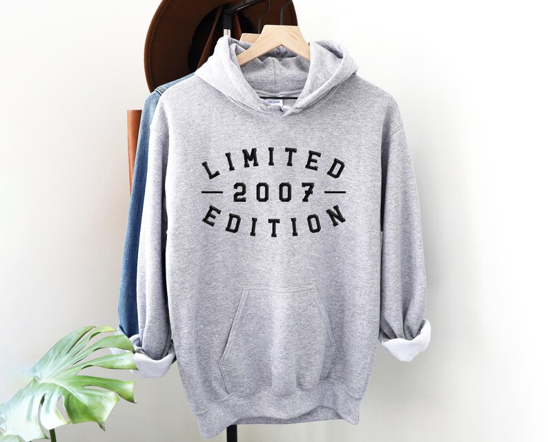 Pode incluir: Camisola de moletom cinza com capuz com o texto "LIMITED - 2007 - EDITION" estampado na frente.
