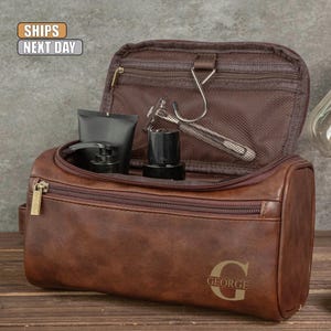 Personalised Men&#39;s Leather Toiletry Bag, Custom Engraved Leather Dopp Kit, Monogram Groomsman Wedding Gift, Anniversary Gift for Boyfriend
