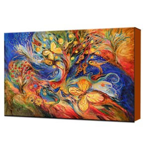 Op de afbeelding: Een kleurrijk abstract schilderij met een boom, vlinders en Hebreeuwse tekst. Het schilderij is gemaakt in een levendige stijl met tinten blauw, geel, rood en groen.
