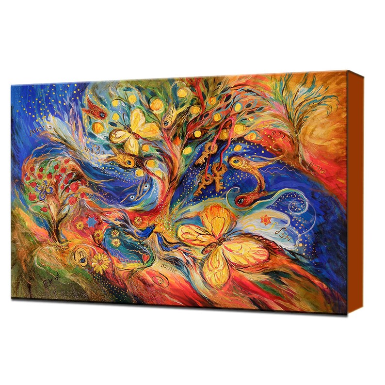 Op de afbeelding: Een kleurrijk abstract schilderij met een boom, vlinders en Hebreeuwse tekst. Het schilderij is gemaakt in een levendige stijl met tinten blauw, geel, rood en groen.