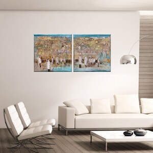 Pu&ograve; includere: Opera d'arte a due pannelli raffigurante il Muro del Pianto, con figure in abiti bianchi. La pittura strutturata presenta un cielo blu e una rappresentazione dettagliata delle pietre del muro. L'opera &egrave; esposta in un moderno soggiorno.