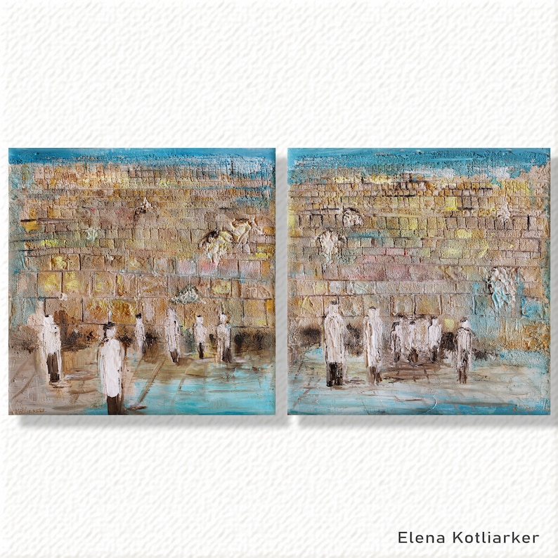 Pu&ograve; includere: Opera d'arte a due pannelli raffigurante il Muro del Pianto. La pittura strutturata presenta un muro di mattoni marrone e giallo con figure in abiti bianchi. Un cielo blu sovrasta il muro e il nome dell'artista, Elena Kotliarker, &egrave; in basso a destra.