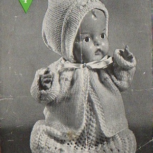 Könnte beinhalten: Ein gestricktes Puppenoutfit mit einer Kapuze, einem Cardigan und Stiefeletten. Das Outfit ist weiß und für eine 30 cm große Puppe gedacht. Das Muster heißt Bestway Knitwear A2255 und kostet 4 Cent.