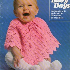 Può includere: Un bambino sorridente che indossa un poncho rosa all'uncinetto e calzini bianchi. L'immagine è tratta da un libro di modelli di maglia vintage intitolato "Baby Days" con il numero 173 e il prezzo di 20p.
