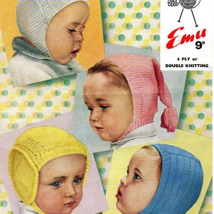 Puede incluir: Cuatro gorros para bebés de diferentes colores, incluyendo azul, rosa y amarillo. Los gorros están tejidos y tienen orejeras. La imagen incluye el texto "Emu 9d 4 ply or double knitting".