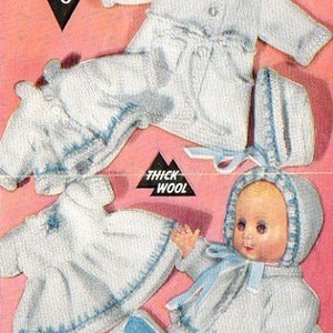 Può includere: Uno schema di maglia per abiti di bambola, con un vestito, un cappotto, un cappello e stivaletti in maglia bianca con bordi blu. Lo schema è per una bambola di 25 cm e richiede 113 grammi di filo. Lo schema è intitolato "Abiti di bambola a maglia rapida" ed è di Bestway Knitwear, numero di schema B3125.