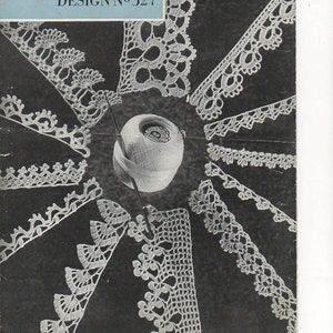 Może przedstawiać: Winietkowy zeszyt wzorów do szydełkowania Coats z tytułem "COATS CROCHET DESIGN No 327" i ceną "PRICE 4d". Zeszyt zawiera różne wzory koronki szydełkowej ułożone w okrągły wzór wokół kłębka nici i szydełka.