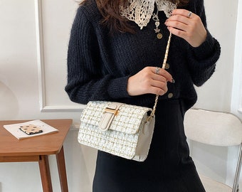 Sleek Grid Pattern Clutch Bag