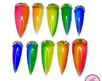 Arte de uñas con efecto ombré de gelatina arcoíris Aurora del mes del orgullo