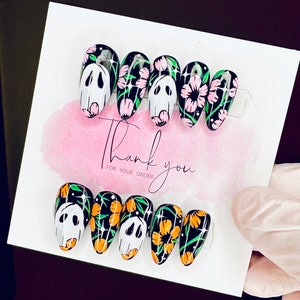 Spooky Ghost Press On Nails: handgeschilderd herfstbloemontwerp